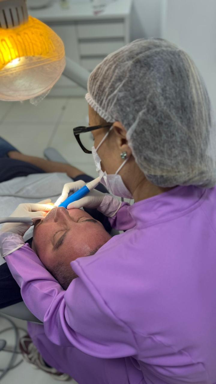 Dra. Caroline Viero atendendo paciente